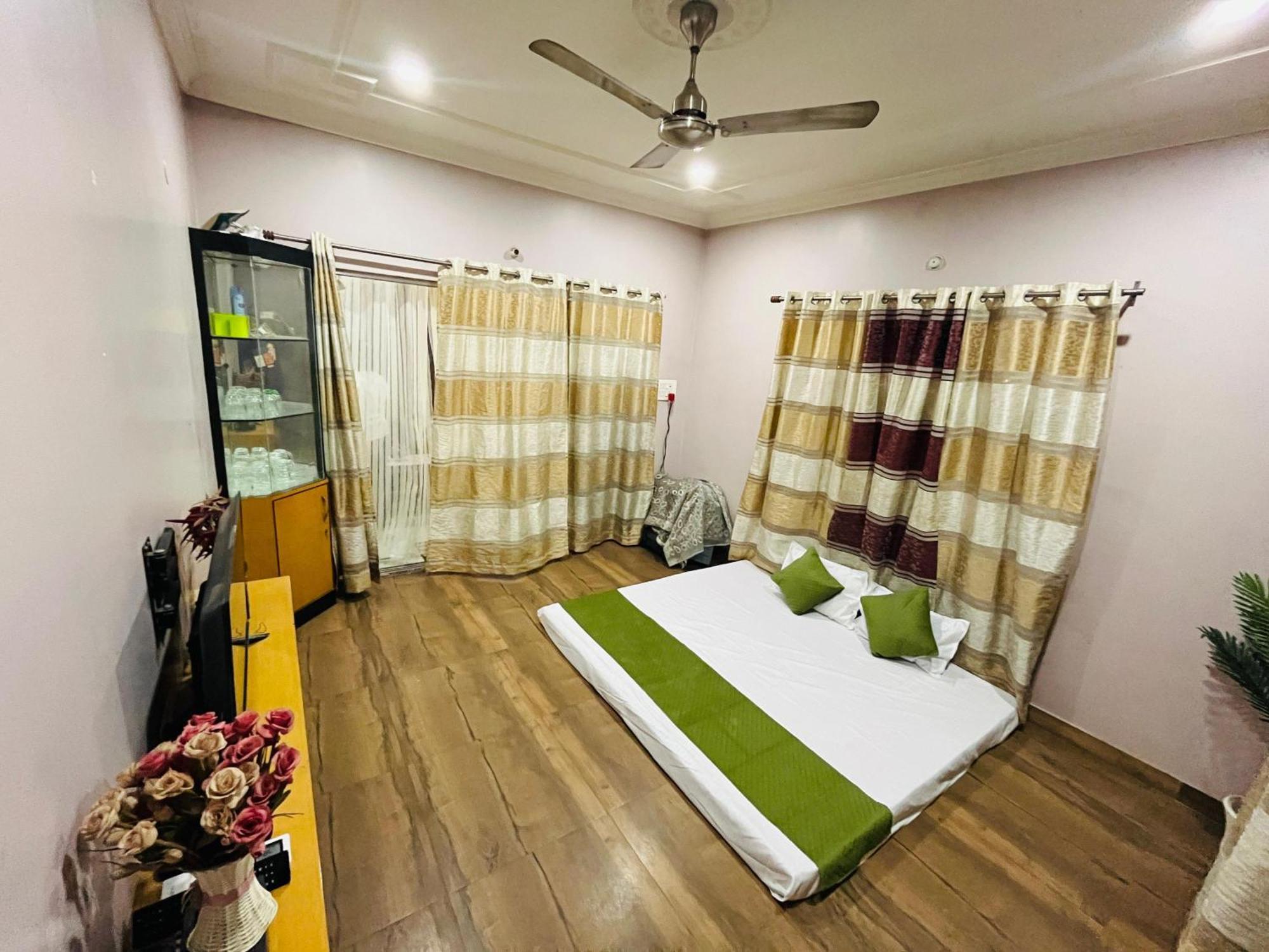 The Q3 Inn Guwahati Exteriör bild